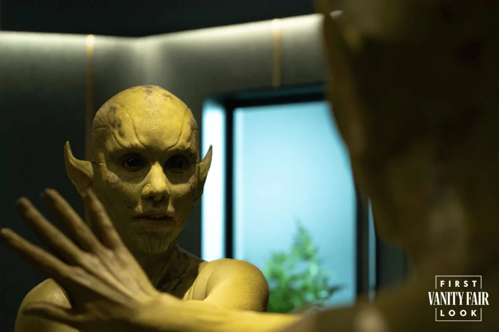 Um Skrull observa sua verdadeira forma em um espelho em uma cena de Invasão Secreta