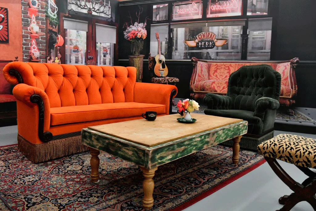 sofá laranja no Central Perk
