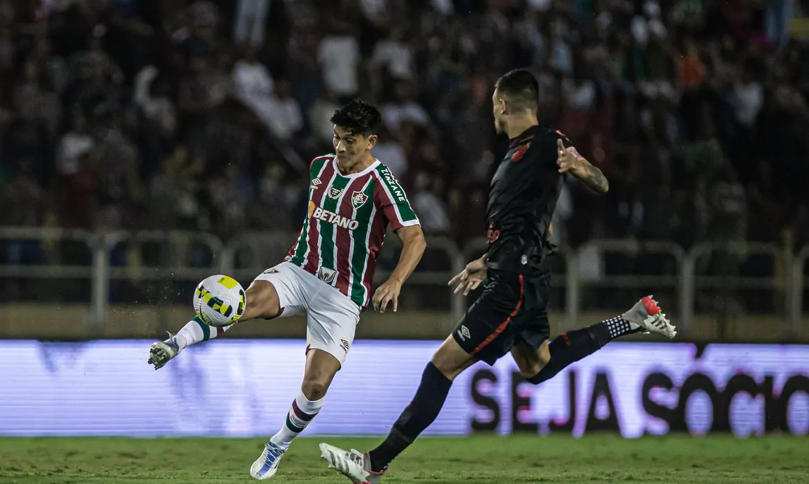 Fluminense e Athletico duelam pelo Brasileiro no Maracanã
