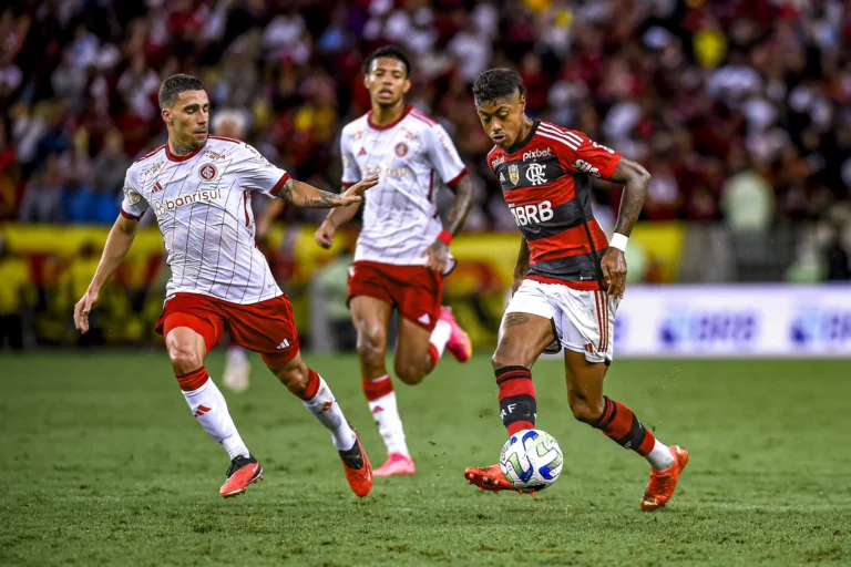 Flamengo empata com reservas do Internacional e deixa o Maracanã sob vaias da torcida (Foto: Marcelo Cortes / CRF)