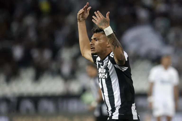 Saído do banco, Tiquinho salva o Botafogo e Bruno Lage da derrota (Foto: Vítor Silva/ BFR)