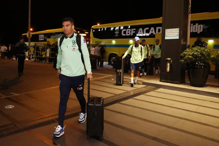 Seleção Brasileira chega a Montevidéu para jogo contra o Uruguai (Foto: Vitor Silva/CBF)