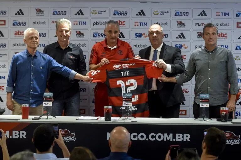 "Um ajuste de datas", Tite revela o motivo de assumir o Flamengo ainda em 2024 (Foto: Marcelo Cortes /CRF)