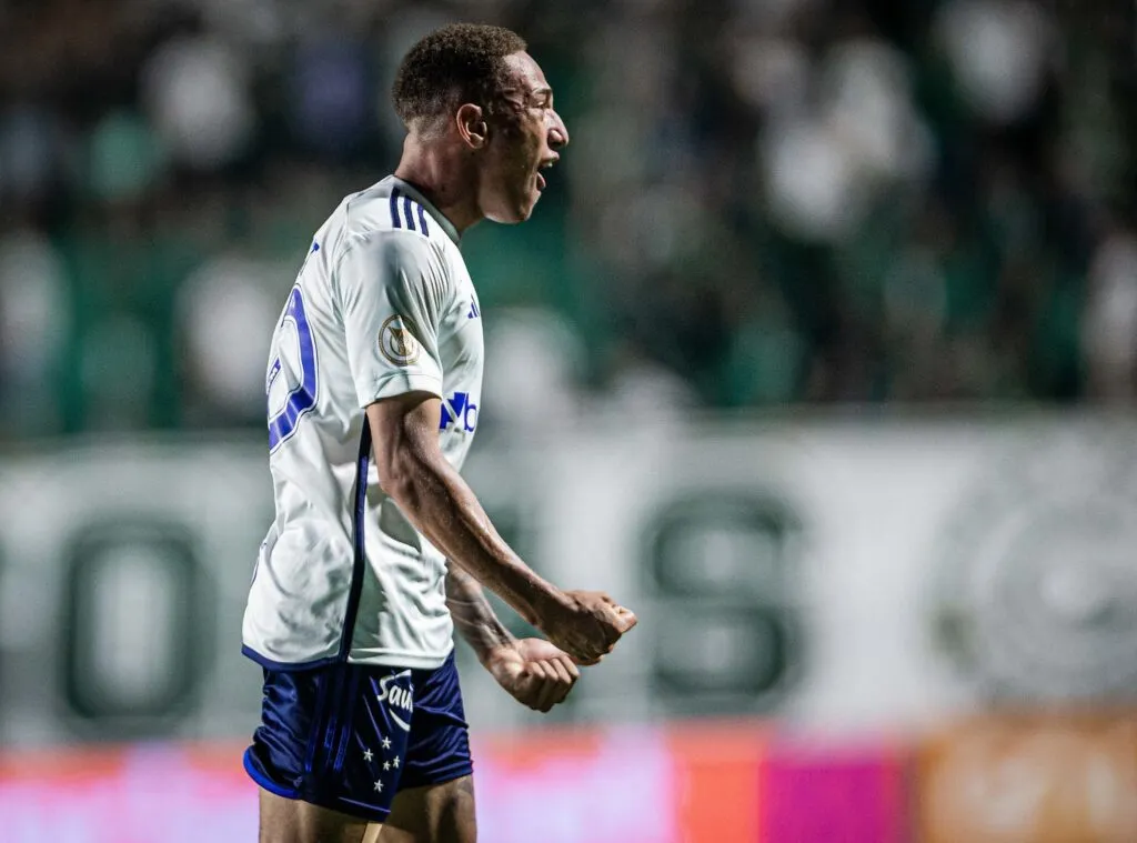 Vindo do banco aos 36' minutos do 2º tempo, o jovem atacante do Cruzeiro, Robert precisou de apenas uma chance para finalizar e garantir a vitória da Raposa. (Foto: Divulgação / Cruzeiro)