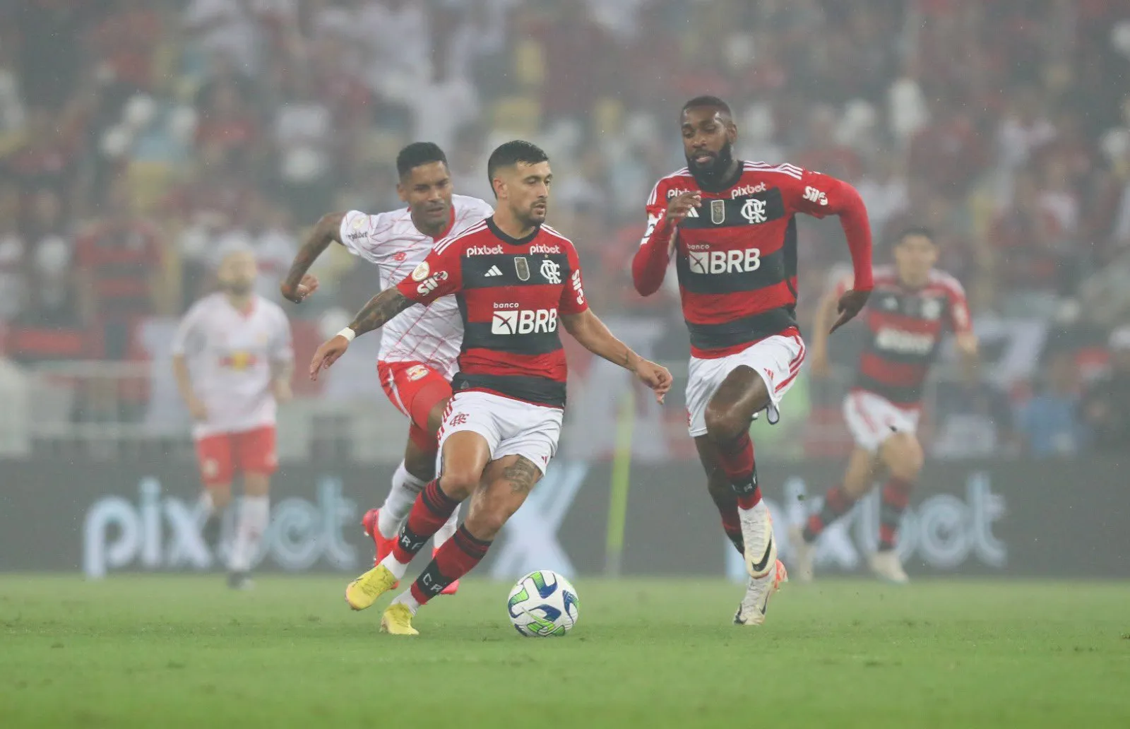 Flamengo vence e segue sonhando com o título do Brasileirão (Foto: Gilvan de Souza / CRF)