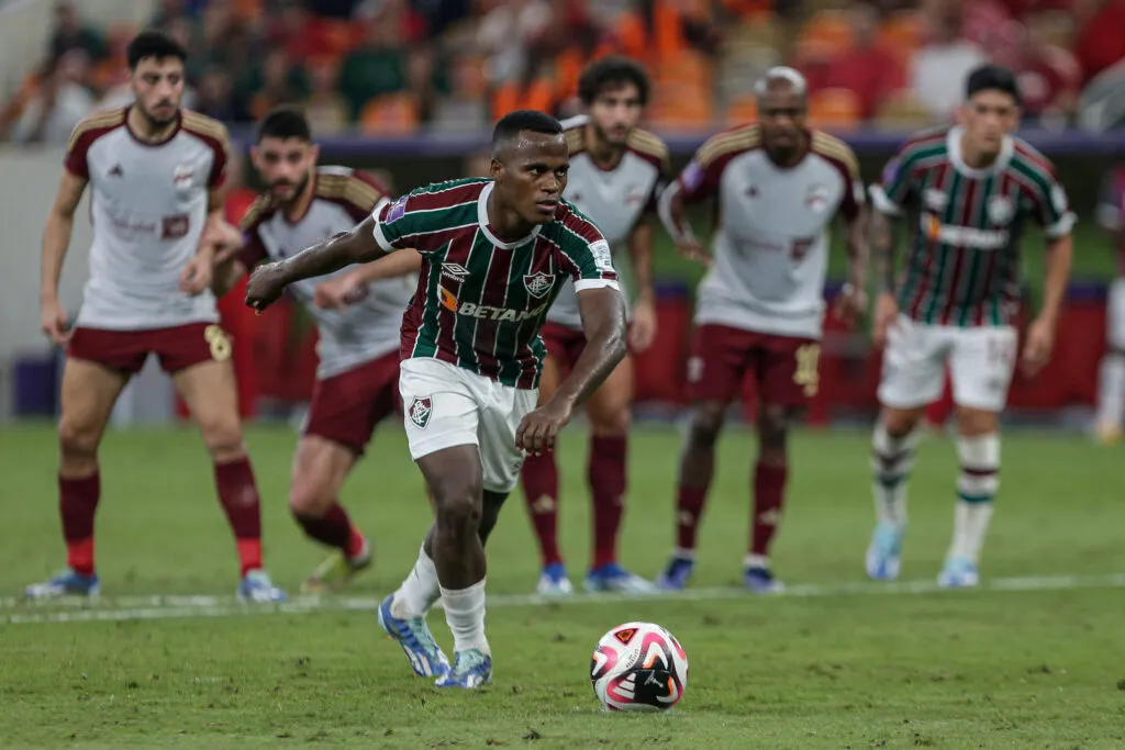 O goleiro do Al Ahly acertou o canto da cobrança, mas não conseguiu impedir o gol do Fluminense. (Foto: Lucas Merçon/Fluminense FC)