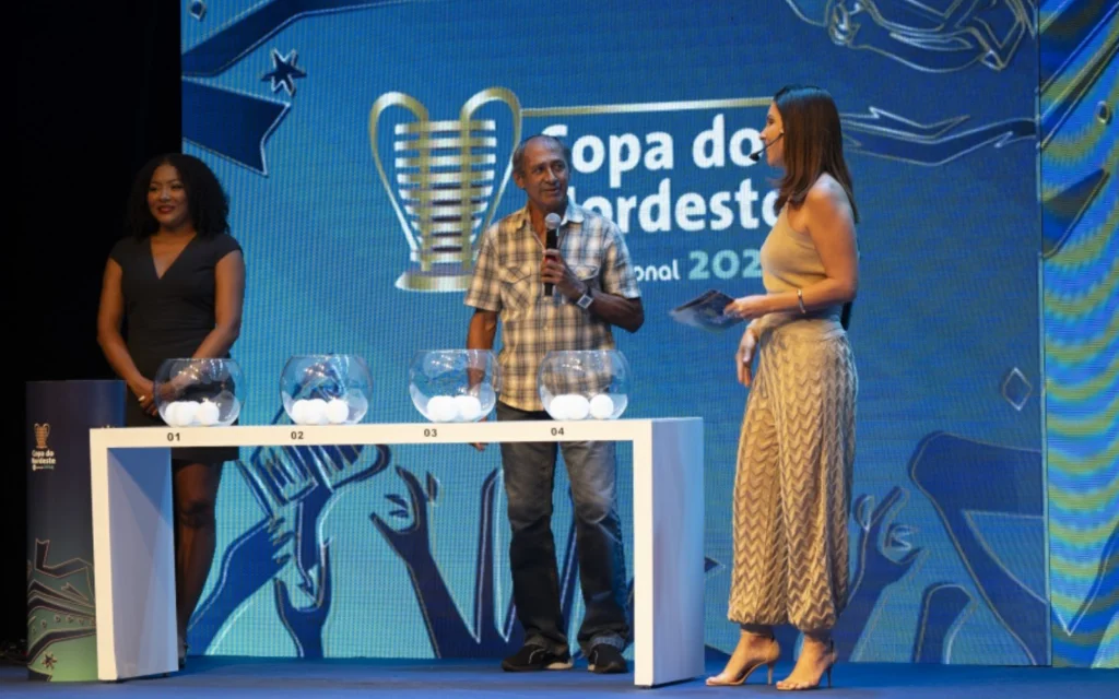 Ídolo do futebol do Piauí, Sima participou do sorteio dos Grupos da Copa do Nordeste (Foto: Lesley Ribeiro / CBF)
