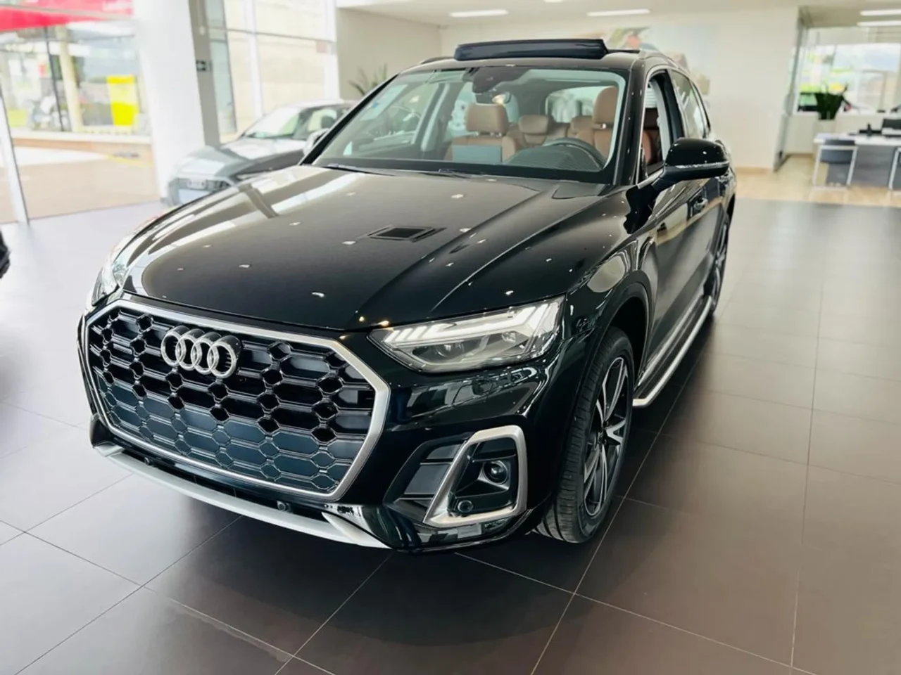 audi q5 2 0 45 tfsi gasolina sline quattro s tronic wmimagem13330743840 1 Com três versões de acabamento disponíveis no mercado nacional, o Audi Q5 apresenta bom desempenho e uma ampla lista de equipamentos, porém possui um preço consideravelmente alto