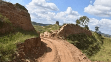 Dois homens usam escavadeira para fazer buraco na Grande Muralha da China e são presos (Créditos: Reprodução/Instagram)