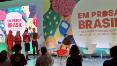 Mulher apresenta dança sexual em evento do Ministério da Saúde (Créditos: Divulgação)