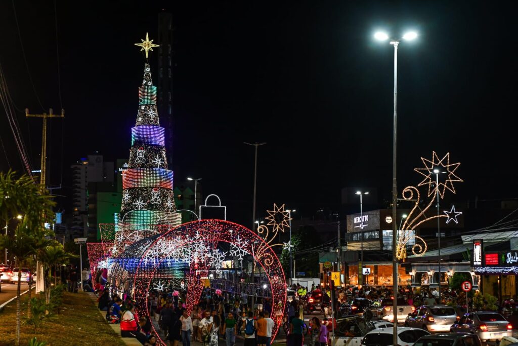 Natal em Natal teve início com acendimento da iluminação temática da Árvore de Ponta Negra (Foto: Joana Lima)