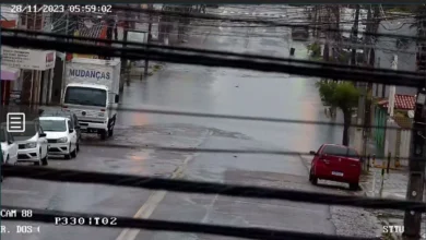 As fortes chuvas que atingem Natal nesta terça-feira (28) está impactando diretamente no trânsito da capital