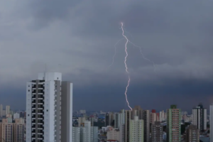 Temporais e alagamentos: saiba como receber alertas da Defesa Civil para chuvas volumosas (Créditos: Agência Brasil)