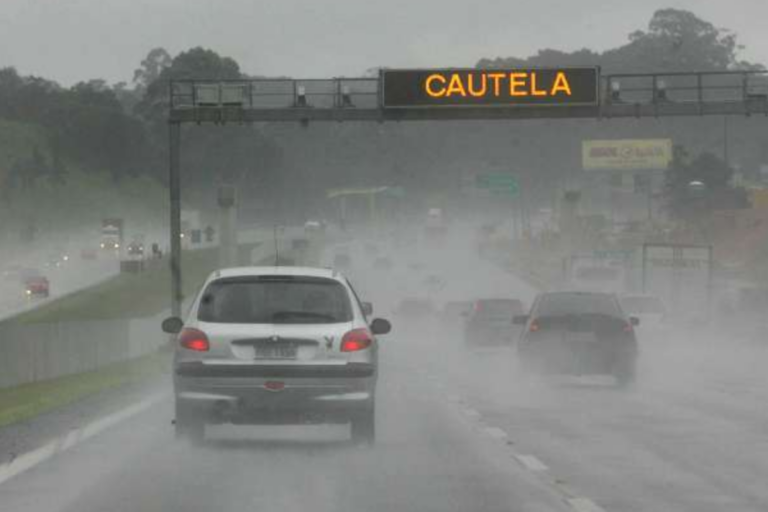 Veículo danificado pelas chuvas? Conheça seus direitos (Créditos: Agência Brasil)