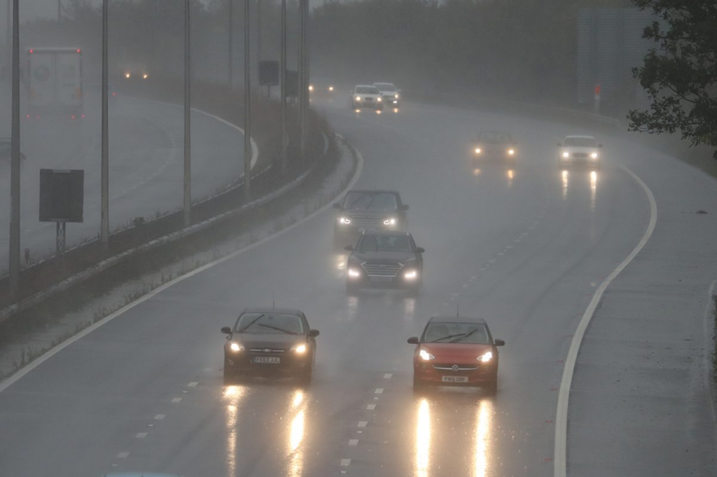 Durante o período de temporais é preciso que o condutor redobre sua atenção quando se está ao volante a fim de evitar ver seu veículo danificado pelas chuvas. (Créditos: Agência Brasil)