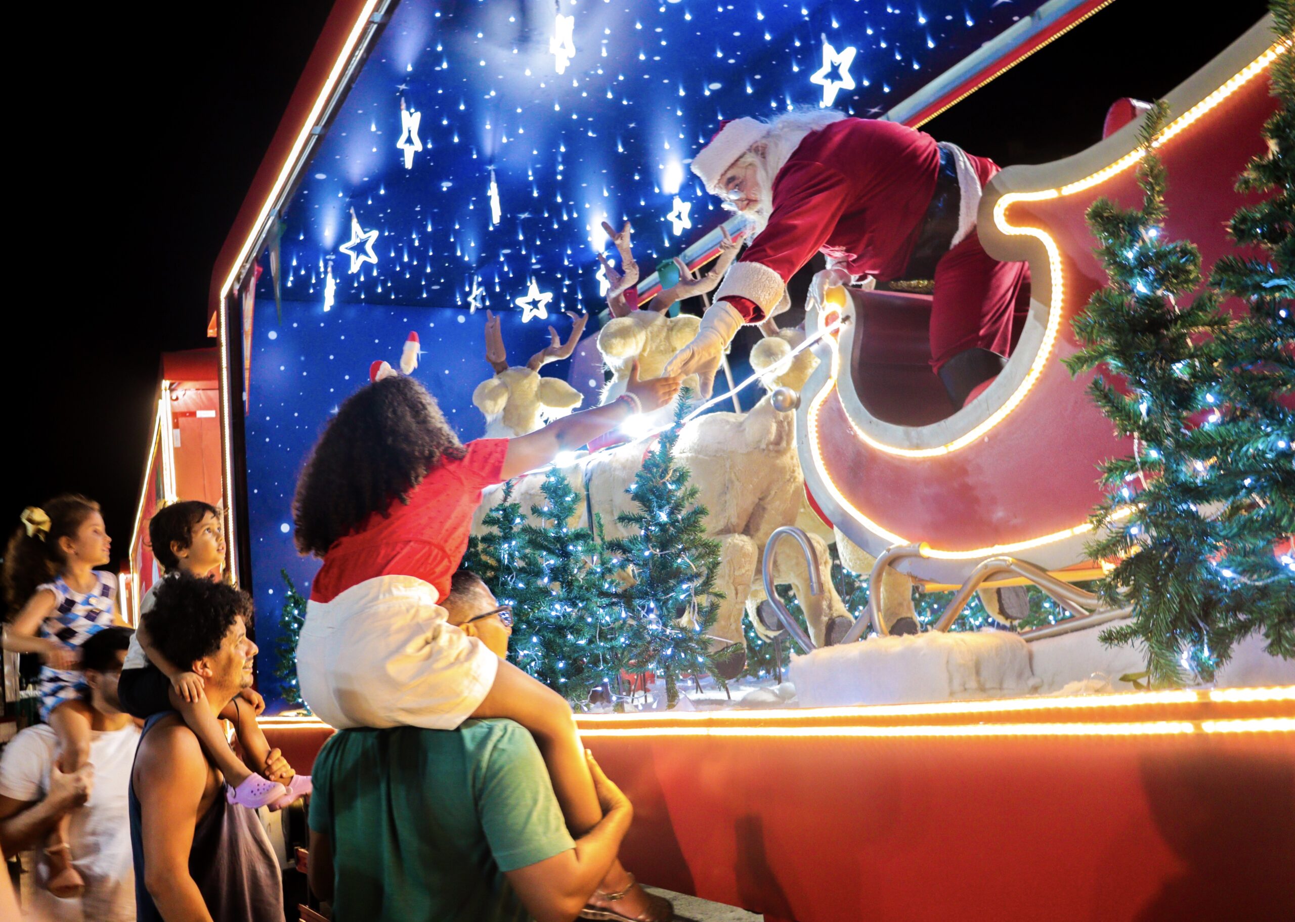 Ruas e avenidas de Natal e Parnamirim recebem uma caravana natalina com caminhões iluminados e Papai Noel na próxima segunda-feira (4), em comemoração à chegada do período festivo.