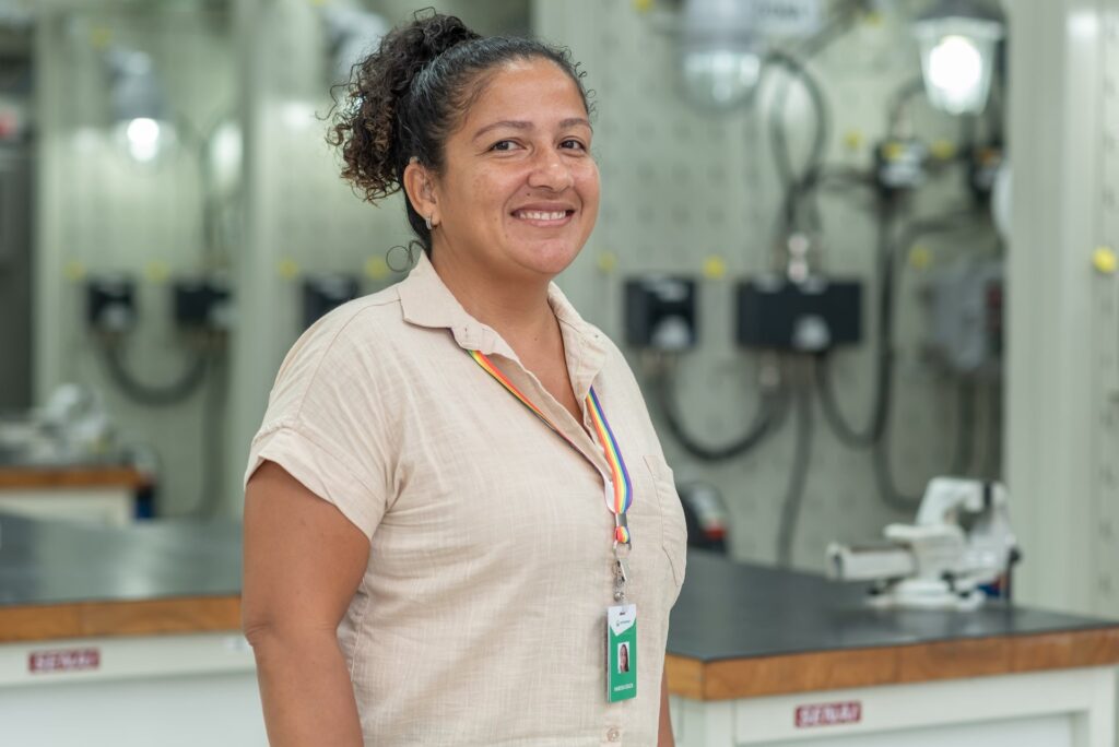 Vanessa Vieira de Souza, técnica de manutenção com deficiência auditiva, entrou na Petrobras no último processo seletivo para nível técnico (Foto: Luiz Guilherme Fernandes / Agência Petrobras)