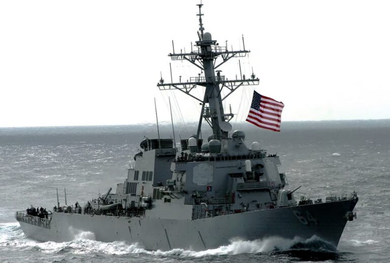 Pentágono diz que navio de guerra dos EUA e navios comerciais foram atacados no Mar Vermelho. Houthis afirmam ter atacado dois navios