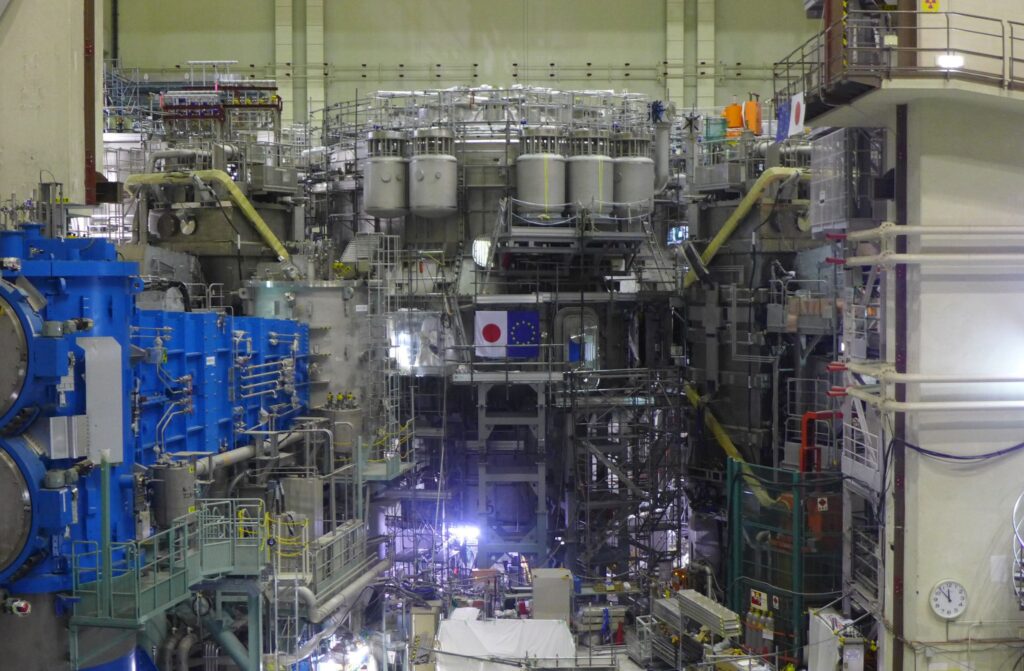 Comparado com reatores de fissão nuclear existentes, o JT-60SA apresenta várias vantagens.