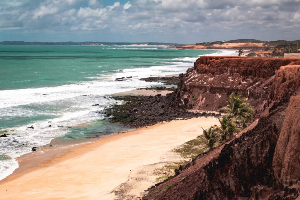 A localização geográfica do Chapadão, junto à costa, faz com que seja não apenas um ponto de interesse natural, mas também um local estratégico para apreciar o pôr do sol --- Foto: Site Vive Pipa