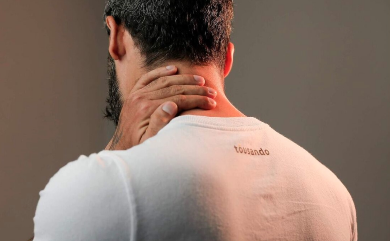 Dores crônicas no pescoço são responsáveis por afetar a qualidade de vida de aproximadamente metade da população (Foto: Alexandre Aroeira)