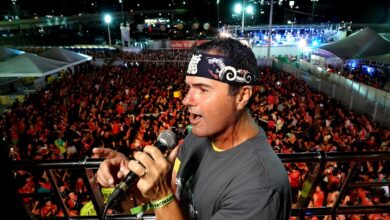 Fechando com chave de ouro o sábado do polo Ponta Negra, Ricardo Chaves se apresenta às 23h. O cantor baiano é famoso por arrastar multidões com seus hits de Carnaval (Foto: Reprodução / Carnatal)