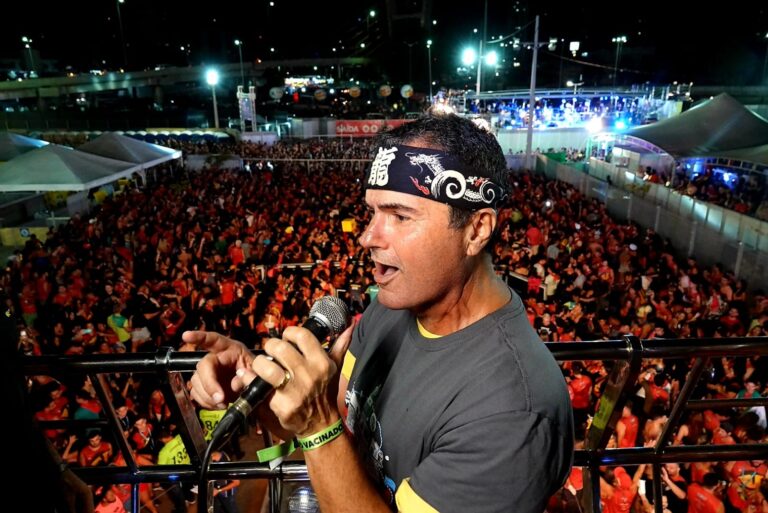 Fechando com chave de ouro o sábado do polo Ponta Negra, Ricardo Chaves se apresenta às 23h. O cantor baiano é famoso por arrastar multidões com seus hits de Carnaval (Foto: Reprodução / Carnatal)