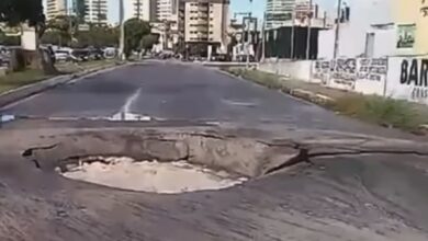 Cratera provoca interdição e afeta trânsito na Avenida Prudente de Morais, em Natal