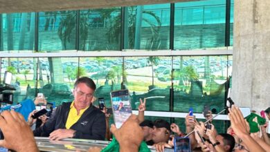 Apoiadores lotam Aeroporto de Natal em recepção a Bolsonaro