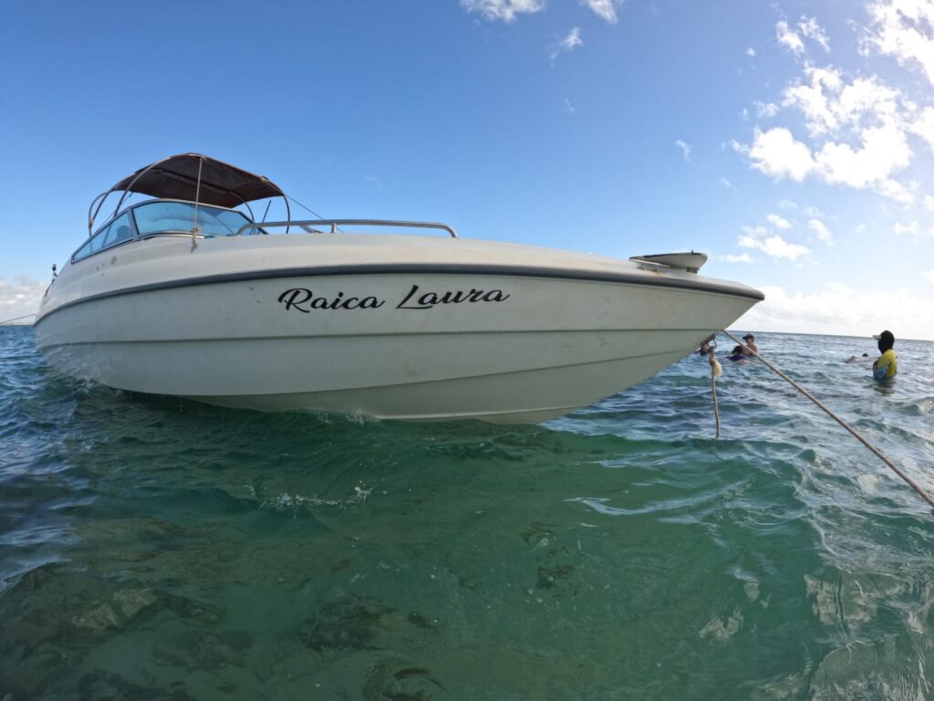 Lancha naufraga com 12 pessoas a bordo em Rio do Fogo