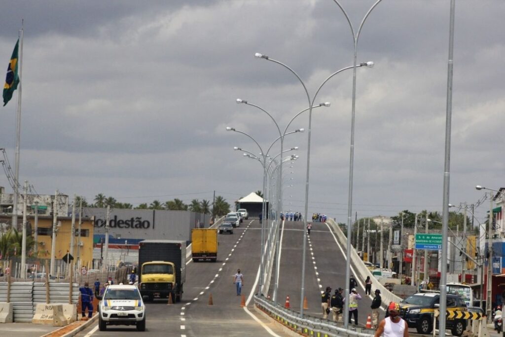 Obras no viaduto do Gancho de Igapo interditam vias principais da BR 101