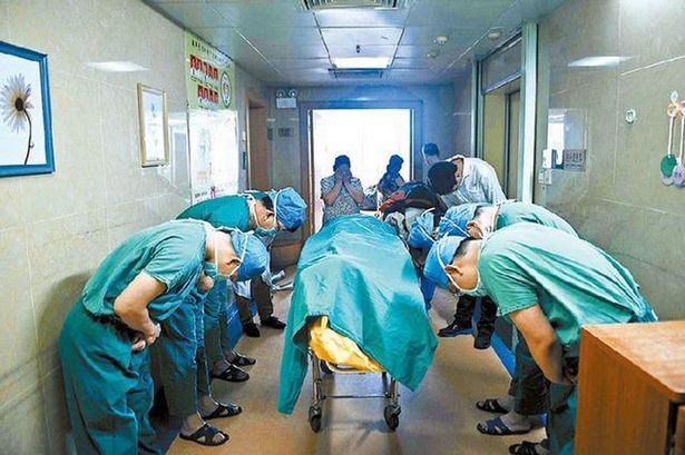 Chinese-doctors-bow-to-11-year-old-boy-with-brain-cancer-who-donated-organs