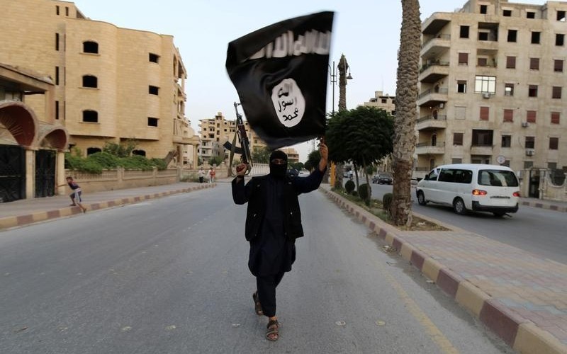 militante-EI-ergue-bandeira-do-EIIL-em-raqqa-29-jun-califado-Reuters-800x500