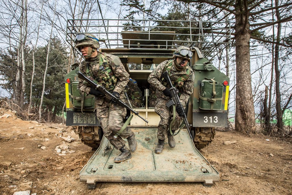 Soldados_exercito-sul-coreano_durante_treinamento-militar