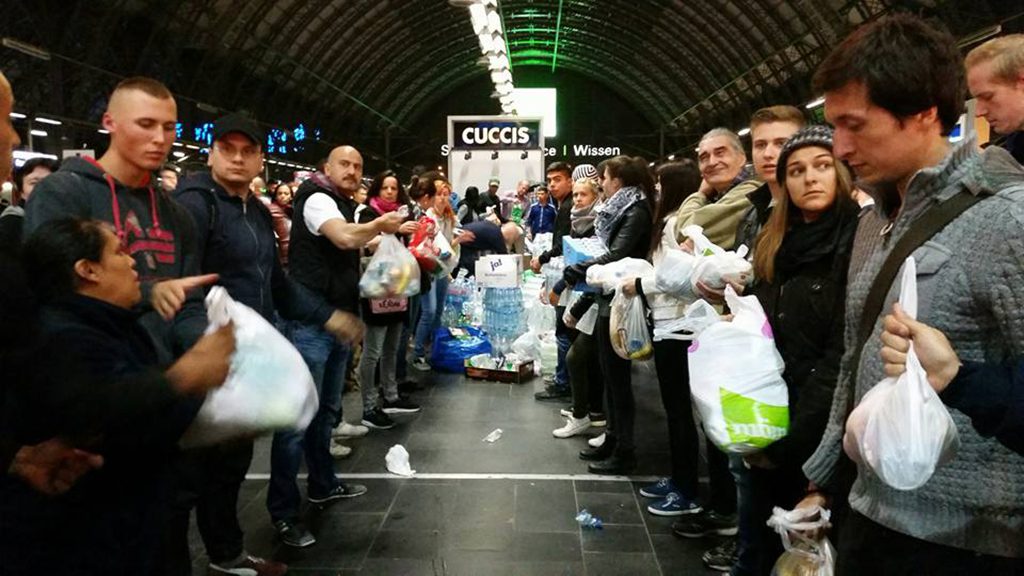 Grupo de refugiados foram recebidos com boas-vindas e inúmeras doações ao chegar à estação ferroviária de Dortmund, na Alemanha , neste domingo (6) (Foto: Foto: Internationales Zentrum )