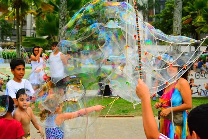 Bolhas de sabão gigantes animam o domingo no Parque da Cidade
