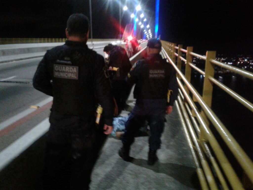 Guarda Municipal evita tentativa de suicídio na ponte Newton Navarro