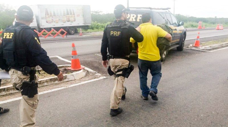 Motorista é preso após fazer alerta de fiscalização policial