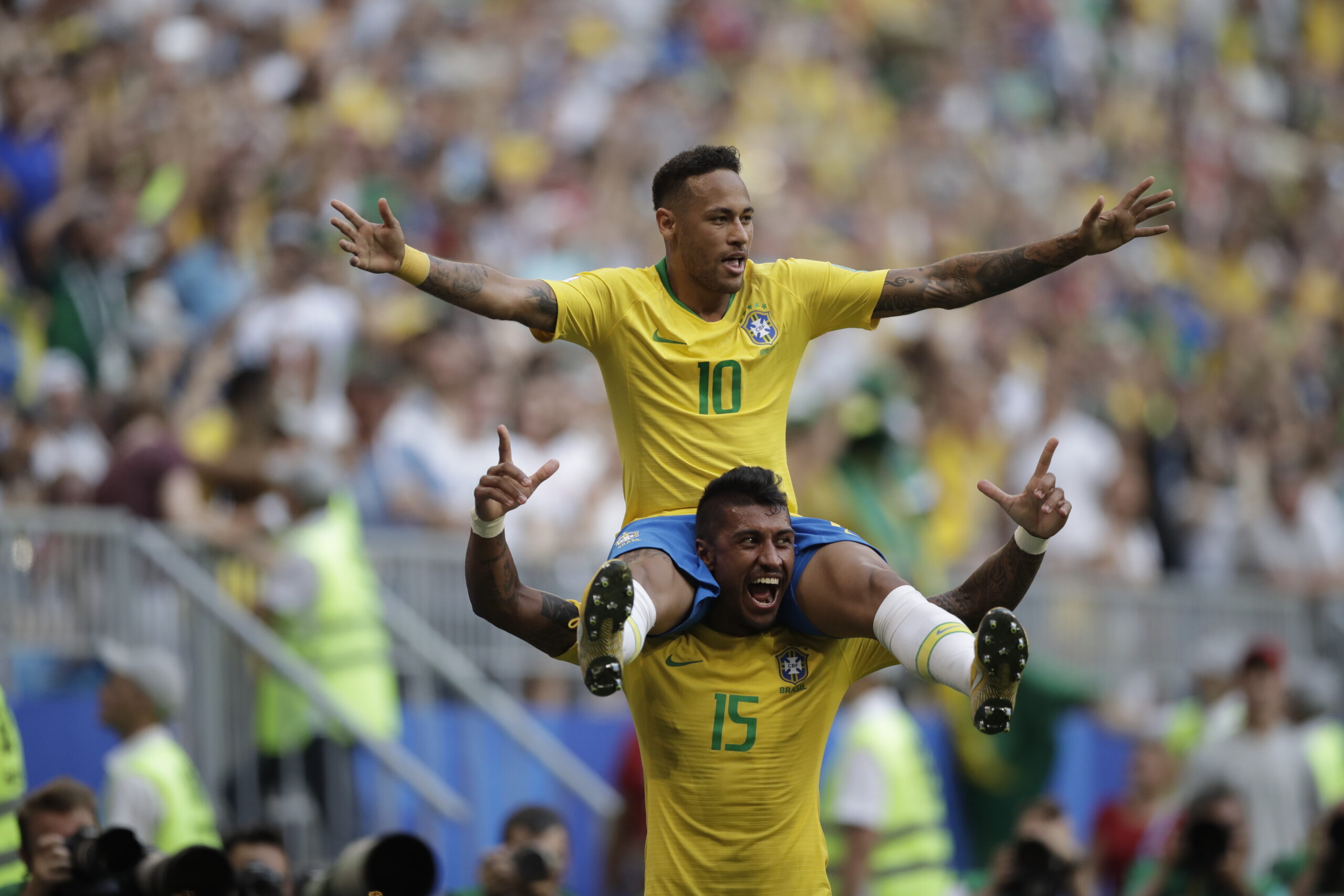 Brasil segura o ataque mexicano e vence por 2 a 0