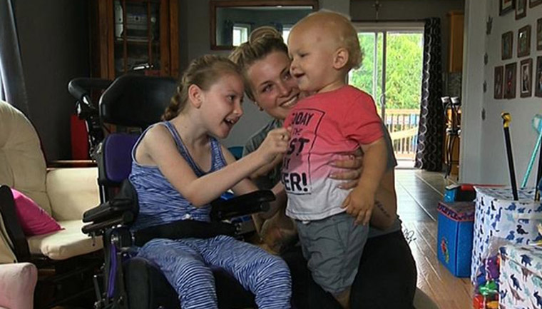 Lexie Comeau-Drisdelle menina com paralisia cerebral salva irmão