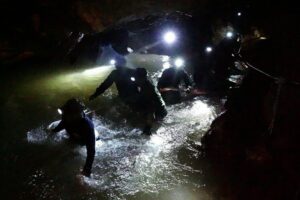 Mergulhador morre durante resgate de adolescentes em caverna na Tailândia