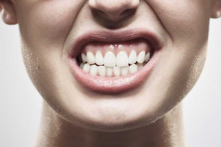 Bruxismo causado por estresse pode levar a perda da dentição