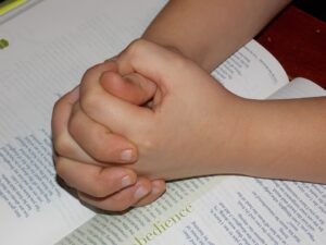 Filhos de pais religiosos têm menor risco de pensamentos suicidas orando rezando igreja