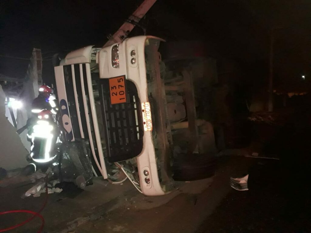 Caminhoneiro morre após colidir com muro de depósito em Parnamirim