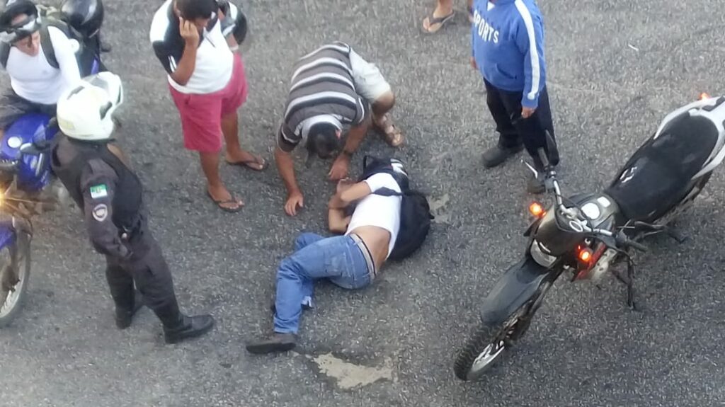 Motoqueiro bate em mureta e cai de viaduto da Urbana em Natal