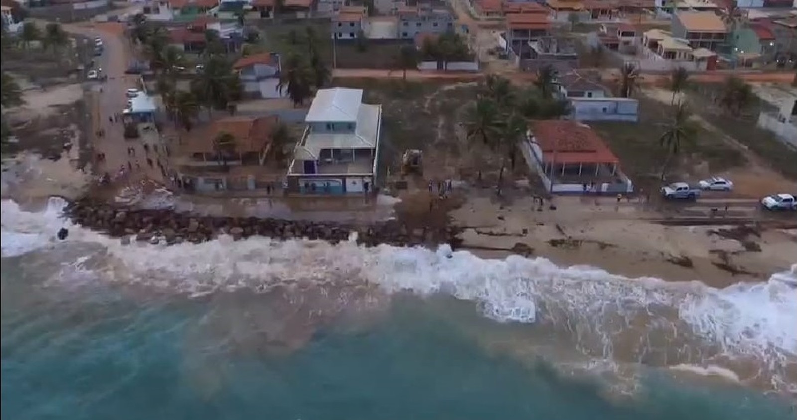 Mar avança sobre orla de Barra do Cunhaú e prefeitura decreta emergência