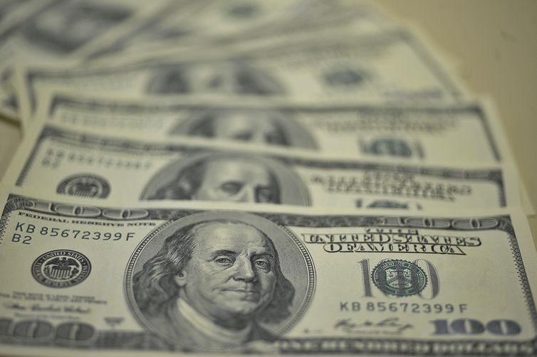 Dólar se recupera e fecha em alta pela primeira vez no ano