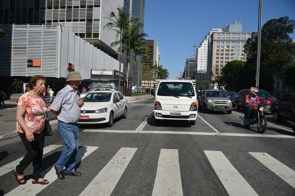 Projeto de lei aumenta em 5 vezes a multa para quem desrespeitar pedestre na faixa