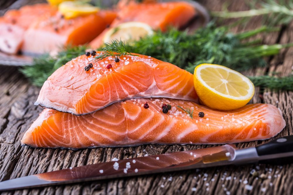 Alimentos saborosos que ajudam a controlar os sintomas da TPM salmão