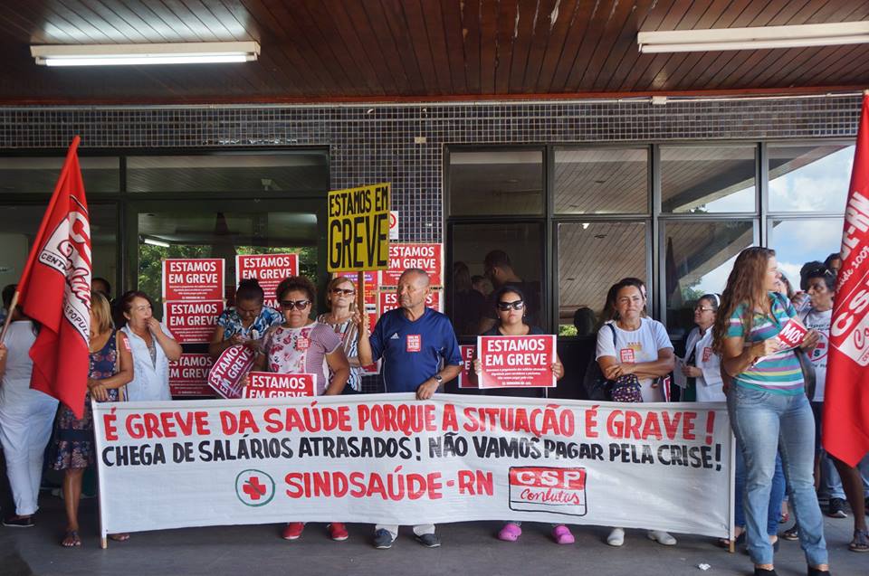 Servidores da saúde protestam em frente ao hospital Walfredo Gurgel